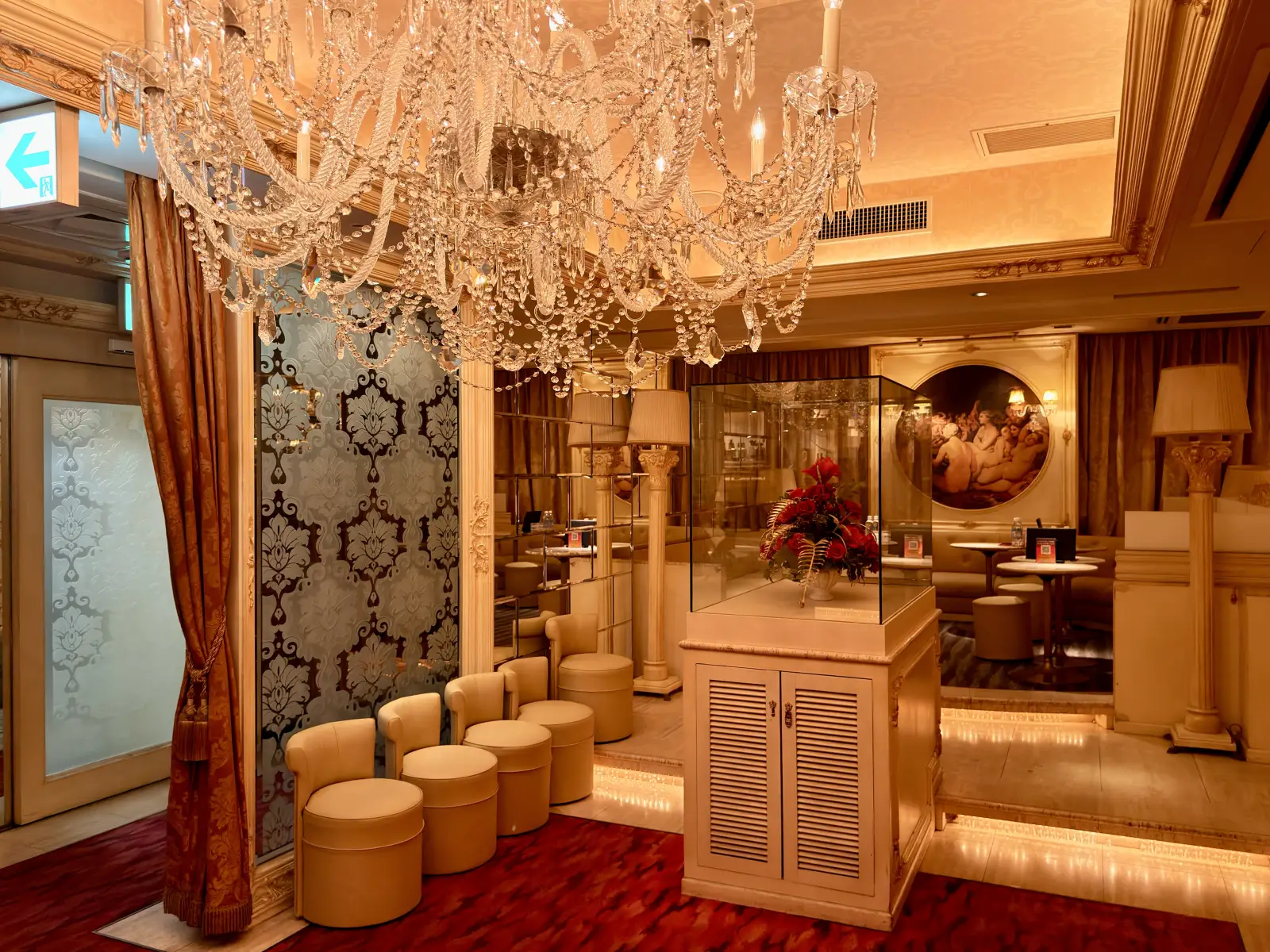 CLUB Animo main chandelier interior